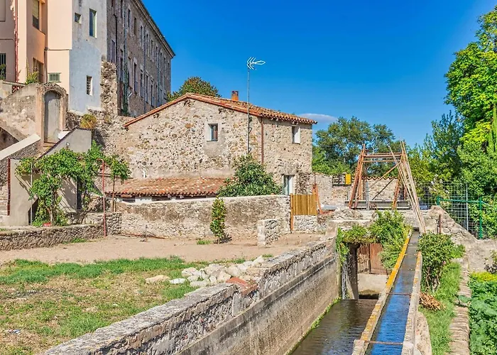 El Molino De Besalu Casa Con Jardin